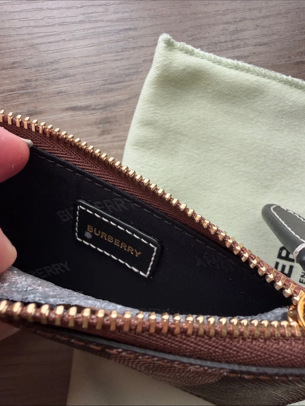 NWT Burberry Kelbrook Birch Brown E-canvas zip cardholder w/ chain
